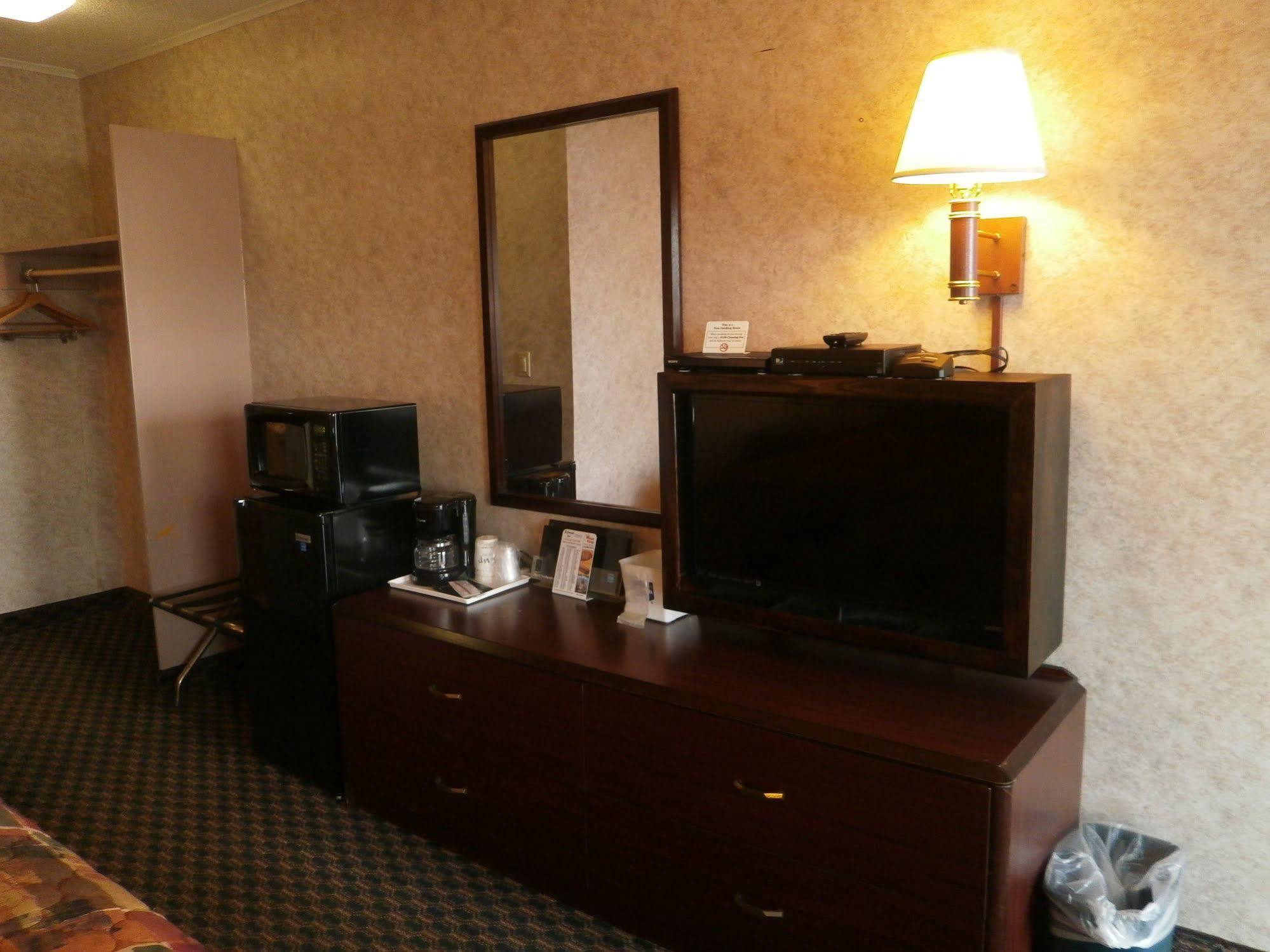 Richmond Inn And Suites Экстерьер фото